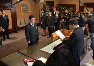 中西副知事へ辞令を交付しました