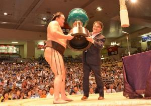 大相撲名古屋場所の優勝力士に愛知県知事賞を贈呈しました