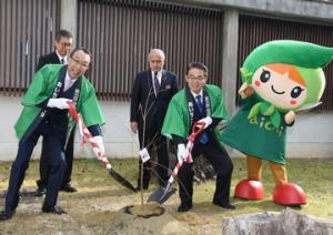 サクラの苗木の植樹式