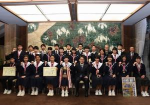 第２７回ＪＯＣジュニアオリンピックカップハンドボール大会中学生愛知県選抜チームの知事訪問