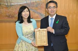 岡村孝子さんへ第７０回全国植樹祭大会イメージソングの制作を委嘱しました