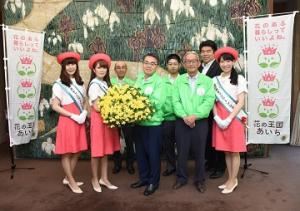 知事へのばらの花束の贈呈
