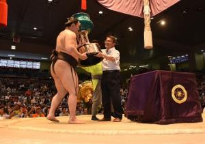大相撲名古屋場所の優勝力士に愛知県知事賞を贈呈しました