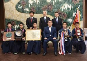 第５２回全国道場少年剣道大会 小学生の部優勝選手及び関係者の知事表敬訪問