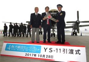 あいち航空ミュージアムに展示する国産旅客機「ＹＳ－１１」を搬入しました