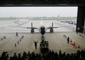 あいち航空ミュージアムに展示する国産旅客機「ＹＳ－１１」を搬入しました