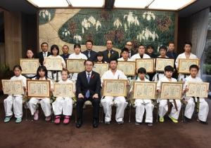 全日本ジュニア空手道選手権大会・全日本空手道選手権大会優勝選手の知事表敬訪問