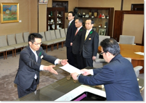 ●平成23年4月1日　東三河担当の永田副知事に辞令を交付しました