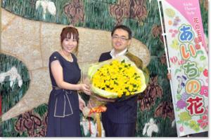 ●平成23年6月15日　「父の日」にちなみ、知事へバラの花束を贈呈