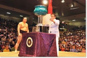 平成23年7月24日　大相撲名古屋場所優勝力士に愛知県知事賞を贈呈