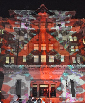 平成23年10月7日　本庁舎壁面に光の現代アート作品投影