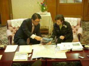 平成24年2月6日　大村知事が嘉田滋賀県知事と面談しました