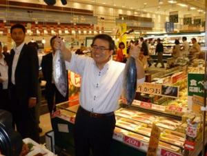 平成24年6月30日　東日本大震災被災地の復興支援のため福島県で水揚げされたカツオをＰＲしました