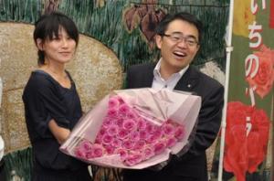 平成24年6月15日　「父の日」にちなみ、ばらの花束の贈呈を受けました