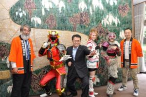 平成24年6月4日　福島県相双地域のご当地ヒーロー「相双神旗ディネード」表敬訪問