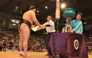 平成24年7月17日　大相撲名古屋場所優勝力士に愛知県知事賞を贈呈