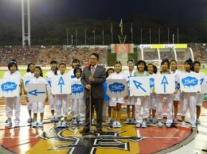 平成24年9月22日　名古屋グランパスの試合で、あいちトリエンナーレ2013のＰＲ、感謝状の贈呈、キックインセレモニーを行いました