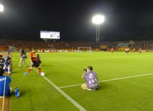 平成24年9月22日　名古屋グランパスの試合で、あいちトリエンナーレ2013のＰＲ、感謝状の贈呈、キックインセレモニーを行いました