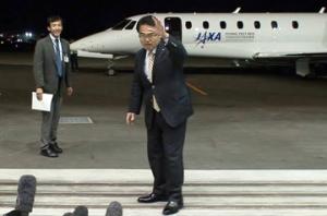 平成24年10月11日　JAXA実験用航空機「飛翔」に知事が搭乗しました