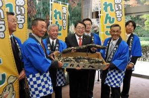 平成24年11月29日　愛知のれんこん生産者が知事を訪問しました