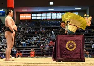 大相撲名古屋場所の優勝力士に愛知県知事賞を贈呈しました