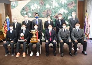 全国高等学校サッカー選手権大会及びラグビーフットボール大会に出場する愛知県代表校が知事を表敬訪問しました
