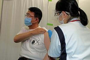 大村知事が新型コロナワクチンの3回目の接種をしました