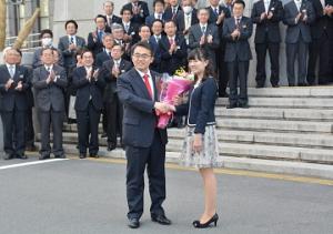 2期目の初登庁で花束を受け取りました