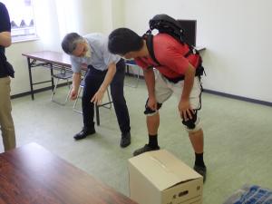 電動アシストスーツを試着する生産者