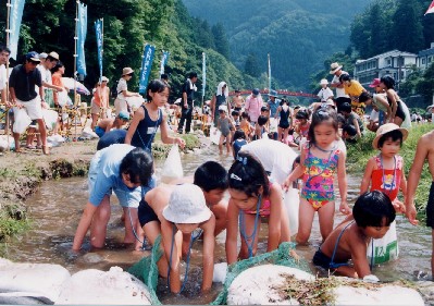 あゆのつかみどりを楽しむ子供達