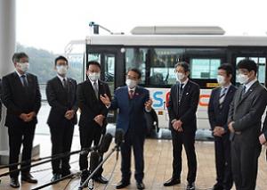 愛・地球博記念公園における自動運転実証実験の囲み取材