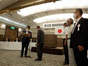 知事　感謝状手渡し