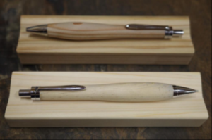 杉と檜の木材を使用したペンとペントレー１