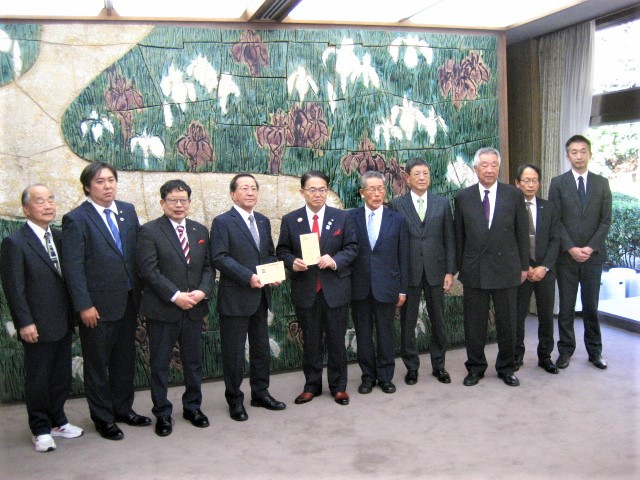 記念撮影　愛知県木材利用推進協議会からの訪問者と大村知事