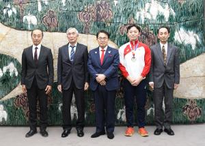 第２２回アジアマスターズ陸上競技選手権大会優勝選手が知事を訪問