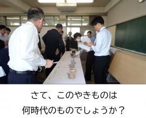机の上に縄文時代から江戸時代までの焼き物が10点並べられています。時代順に並べ替えようとしているところです。