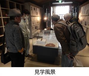 たくさんの方が今年の展示の目玉である竪櫛を見学しています。安城市にある弥生時代の遺跡から出土したもので、まるで最近捨てられたかのように鮮やかで残りのよい貴重なものです。