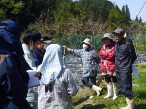 巡回指導で意見交換をする様子