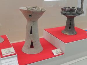 当センターからお貸しした牛牧遺跡の須恵器器台です。