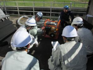 応急ポンプ訓練の様子2