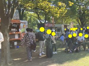 キッチンカーに人が集まる様子