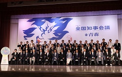 0724全国知事会議(集合写真)