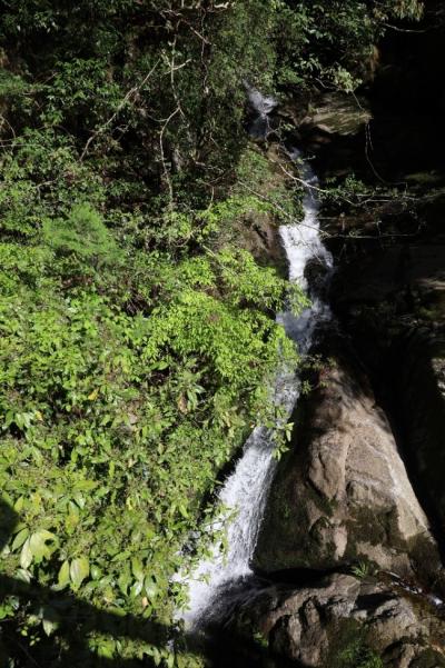 滝のような傾斜を流れる鹿島川の様子