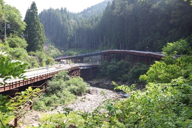 現道と工事用道路が立体交差している箇所の様子