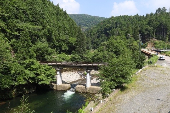 豊川境川合流点のすぐ下流に架かる松戸橋の様子