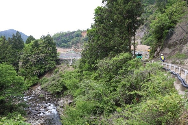 豊川に沿って道がカーブする様子