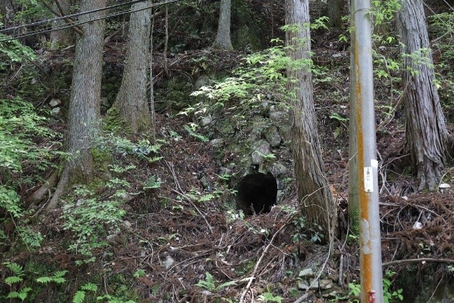 石積みの小さなトンネル