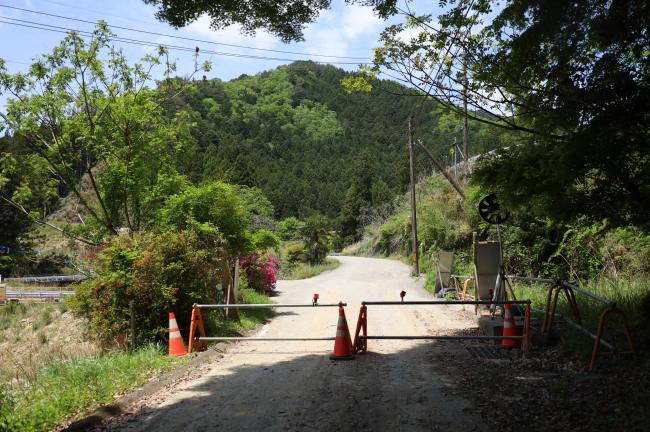 通行止め区間の終わりを示すポール