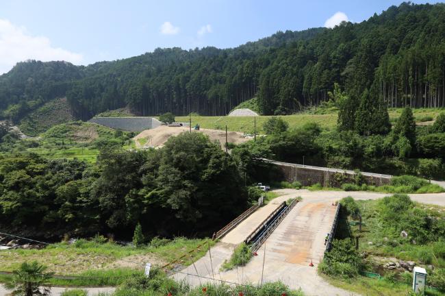 瀬戸設楽線沿いの高台から大名倉橋と大名倉公園予定地を望む様子
