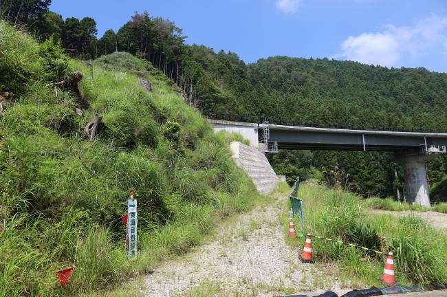 付け替え瀬戸設楽線の下を東海自然歩道が伸びる様子